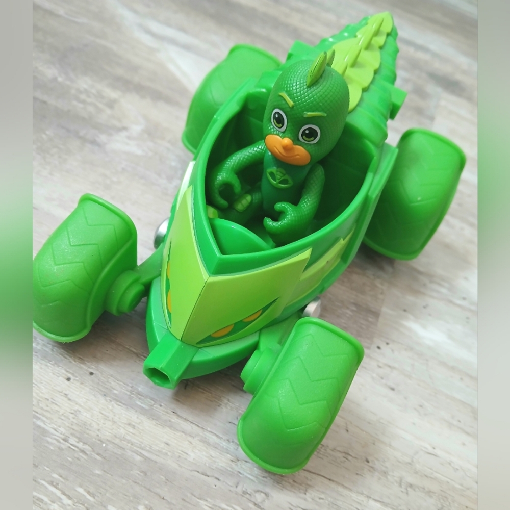 Hasbro PJ Masks Gekko Mobile and Gekko Figure Set